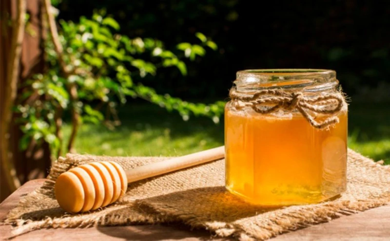 فوائد العسل للبشرةيستخدم العسل كمنتج طبيعي وخال من المواد الكيميائية للعناية بالبشرة؛ فالتركيب الكيميائي للعسل يجعله ذو فائدة كبيرة للتسريع من عملية