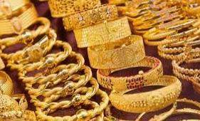 تعرف على تفسير حلم ذهب للعزباء لابن سيرين تعرف على تفسير حلم ذهب للعزباء لابن سيرين، يؤول الذهب في المنام إلى الكثير من الدلالات والرموز التي قد تتنوع ما بين الخير والشر ويرجع ذلك 