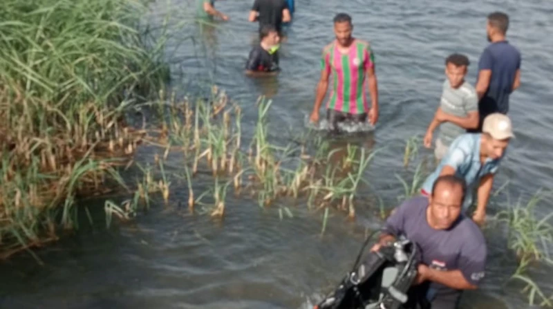 رحلة مأساوية.. منصور قفز في النيل ولم يخرج بسوهاج انتهت رحلة أسرة النيلية هربا من ارتفاع درجات الحرارة، بالعودة دون ابنها التلميذ، والذي غرق بجوار عبارة جزيرة الخزندراية التابعة لم