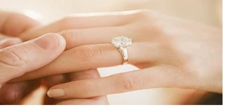 ما هو تفسير حلم الخطوبة من شخص لا اعرفه لابن سيرين؟ تفسير حلم الخطوبة من شخص لا اعرفه من الرؤى التي تحمل العديد من التفسيرات المتنوعة والتي تختلف باختلاف حالة الحالم وكذلك الحالة ا