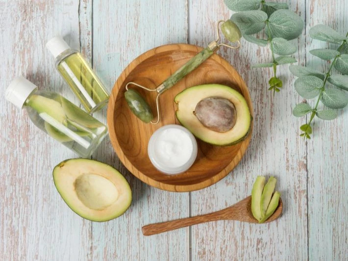 ماسكات طبيعية للبشرة الجافةالبشرة الجافة تحتاج إلى عناية خاصة للحفاظ على ترطيبها وصحتها. واحدة من أفضل الطرق للعناية بالبشرة الجافة هي استخدام