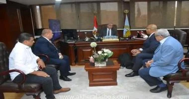 كتبمحمود شتا الجندي يؤكد تقديم كافة سبل الدعم لمنظومة النظافة لتحسين مستوي الخدمات المقدمة للمواطنين عقد اللواء اشرف الجندي محافظ الغربية ، مساء