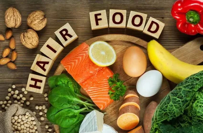 أطعمة لتكثيف الشعر .. تعرفي عليهايحتوي البيض على بروتينات مختلفة تعزز إنتاج الكولاجين، مما يزيد من كثافة وسماكة الشعر، كما يحتوي البيض على الحديد