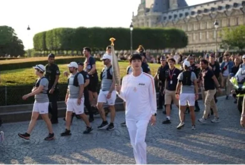 هتافات لجين عضو قبل دورة الألعاب الأولمبية في باريس تعرف على التالي هتافات لجين عضو قبل دورة ال ألعاب الأولمبية في باريس، انطلق جين نجم فريق في يوم