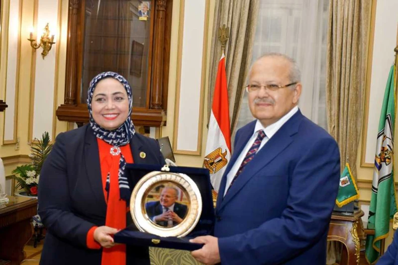 مجلس كلية التجارة يكرم الخشت لجهوده المخلصة خلال فترة رئاسته استقبل الدكتور محمد الخشت رئيس جامعة القاهرة اليوم الأربعاء، مجلس كلية التجارة برئاسة