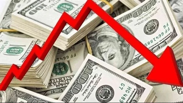 بعد قفزة الاحتياطي النقدي مفاجأة في سعر الدولار رسميا الآن بالبنوك شهد سعر الدولار اليوم استقرارا بعد تراجع وفق آخر تحديث في البنوك، بعد قفزات الأيام الماضية، خاصة يوم 24 يونيو سجل