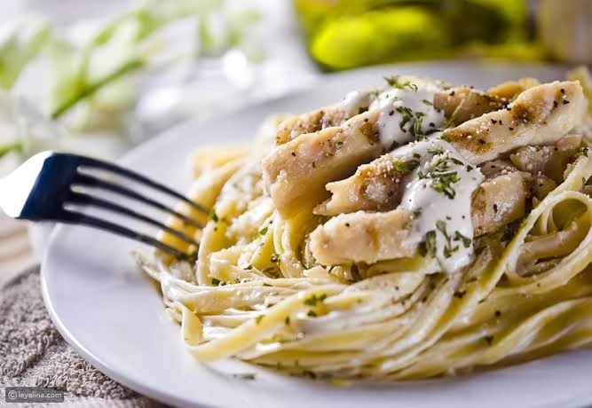 طريقة تحضير فيتوتشيني بالدجاج والفطر طريقة تحضير فيتوتشيني بالدجاج والفطر الفوتوشيني مع الفطر تعد وصفة الفوتوشيني من الوصفات الإيطالية الشهية، وكلمة