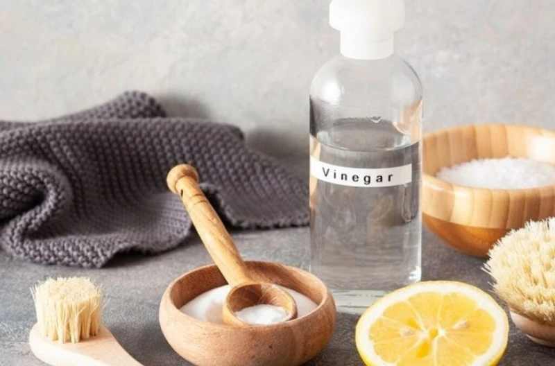 استخدامات لمادة الخل في المطبخالخل هو مكون مألوف في المطبخ يستخدم في العديد من الأغراض. إليك بعض استخدامات الخل في المطبخ:1. تنظيف الخضار والفواكه: