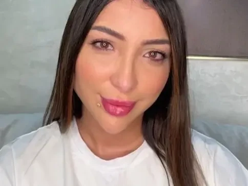 ما هو سبب سجن دنيا بطمه الحقيقي وأبرز المعلومات عنهاالفناة المغربية دينا بطمة تصدرت عناوين الأخبار في الفترة الأخيرة، وذلك بسبب عودة قضية حمزة مون