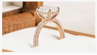 ما هو تفسير حلم خاتمين لابن سيرين؟ تفسير حلم خاتمين، يمكن أن تشاهد في حلمك خاتمين أو تقوم بارتدائهما وتختلف المادة التي تدخل في صناعتهما من حلم إلى