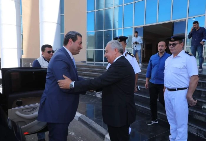 محافظ دمياط يناقش مع مدير الأمن عدد من ملفات العمل على مستوى المحافظة أجرى الدكتور أيمن الشهابى محافظ دمياط، ترافقه المهندسة شيماء الصديق نائب محافظ