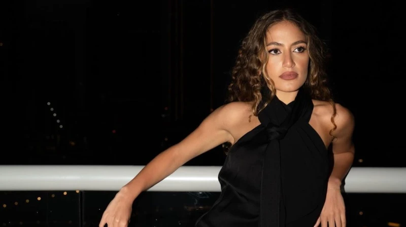 شبه عار.. كنزي عمرو دياب تثير الجدل بفستان شفاف تستمر كنزي دياب، ابنة الفنان عمرو دياب، في إثارة الجدل من وقت لآخر.وهذه المرة، نشرت كنزي صورة عبر