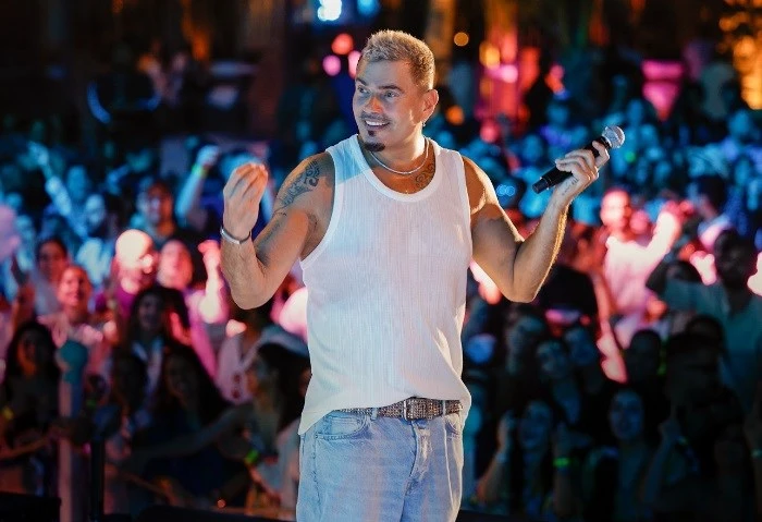 نفاد تذاكر الفئة الأولى لحفل عمرو دياب بمهرجان العلمين أعلنت الشركة المنظمة لحفلات مهرجان العلمين عن نفاذ تذاكر حفل الفنان عمرو دياب التي تقام ضمن