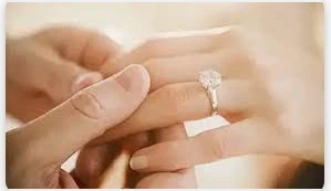 ما هو تفسير الخطوبة في المنام لابن سيرين؟ الخطوبة في المنام، يرى المفسرون أن الحلم يؤول إلى الخير ويحمل الكثير من البشائر للحالم ولكنه يشير إلى الشر في بعض الحالات، وفي سطور هذا ال