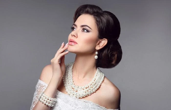 تعكس أظافر العروس المعالجة والمزينة بعناية لمسات فنية تبرز جمال يديها في حفل زفافها. سواء كانت الأظافر طويلة أو قصيرة، أو مزينة بألوان كلاسيكية ناعمة