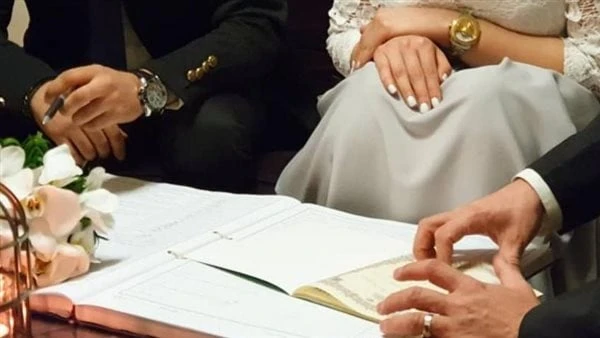 هل يجوز لولي الزوجة أن يكون شاهدا على عقد القران؟.. الإفتاء تردأجاب الشيخ عويضة عثمان، أمين الفتوى في دار الإفتاء المصرية، عن سائل يقول في سؤاله: هل