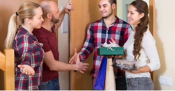 التفسيرات المختلفة لرؤية الزيارة في المنام الزيارة في المنام، الضيوف هم أشخاص يأتون إلى البيت ويجب علينا الاهتمام بهم وإكرامهم إتباعا لقول الله جل في