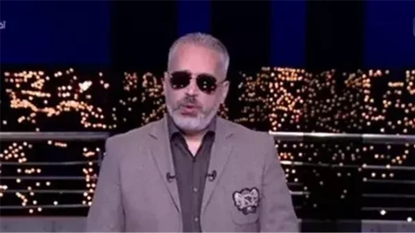 سبب ارتداء تامر أمين نظارة سوداء وظهوره بها في إحدى حلقات برنامجهظهر تامر أمين وهو يرتدي نظارة سوداء في إحدى حلقات برنامجه، وجدير بالذكر أنه وضح