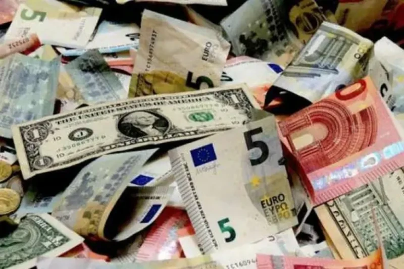 الدولار والريال واليورو.. أسعار العملات في مصر اليوم في السوق السوداء الاحد 14 يوليو 2024 شهدت السوق السوداء في مصر اليوم تقلبات ملحوظة في أسعار