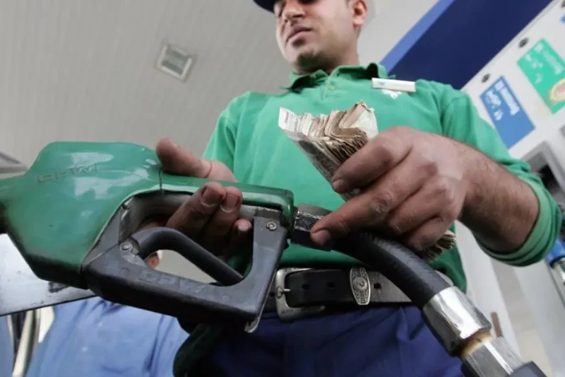 التفويلة بكام.. لجنة تسعير المواد البترولية تحدد اسعار البنزين اليوم في مصر وتوقعات بزيادة سعر اللتر يتابع العديد من المواطنين في جميع محافظات