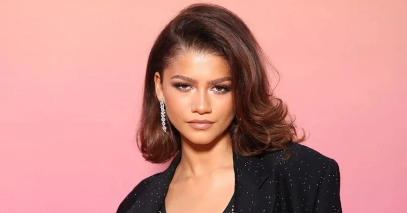 زندايا بفستان أسود لامع في باريس وجمالها يسحر العيون تعرف على التالي زندايا بفستان أسود لامع في باريس وجمالها يسحر العيون، خطفت المغنية الأميركية