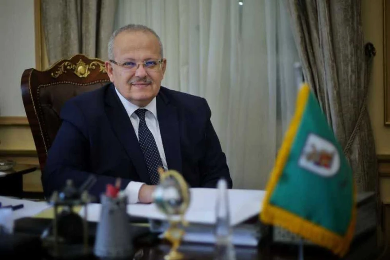 الخشت يتلقى تقريرا حول جهود جامعة القاهرة خلال 7 سنوات حول تأسيس خطاب ديني جديد ومواجهة الأفكار الظلامية تلقى الدكتور محمد الخشت رئيس جامعة القاهرة،