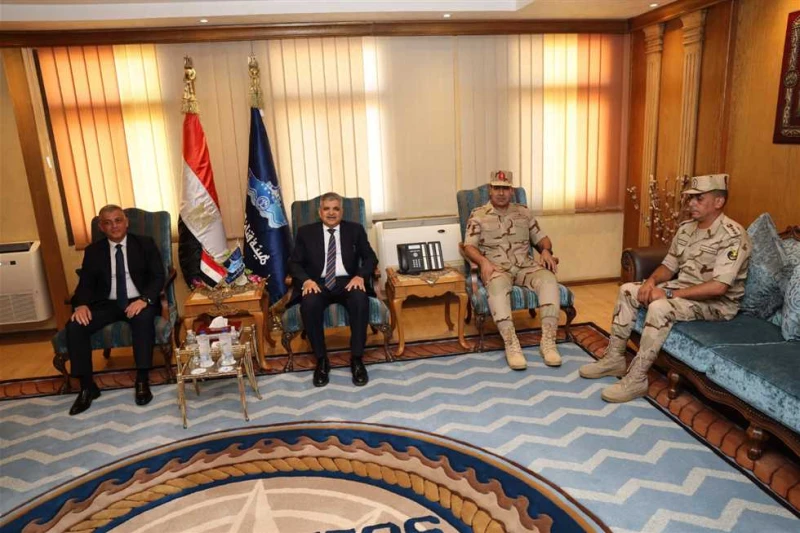 رئيس هيئة قناة السويس يستقبل محافظ الإسماعيلية وقائد قوات الدفاع الشعبي والعسكري استقبل الفريق أسامة ربيع رئيس هيئة قناة السويس، اليوم الأحد، اللواء