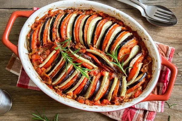 استكشاف المطبخ الفرنسي.. تنوع واختلاف الأطباق ونكهات متنوعة.يعتبر المطبخ الفرنسي واحدا من أفضل المطابخ في العالم، حيث يجمع بين التقاليد والإبداع في