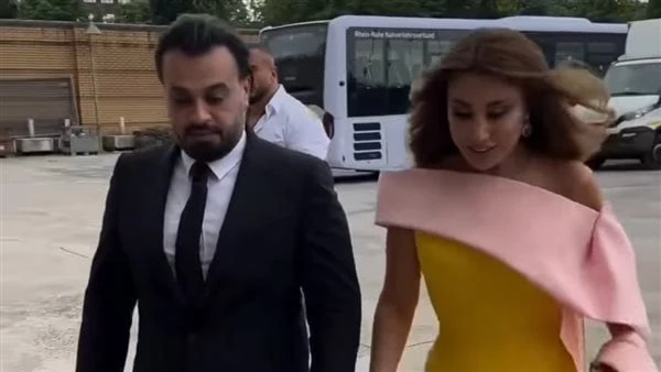 بعد إعلان الزواج.. أول ظهور ل نجوى كرم مع عمر الدهماني ظهرت الفنانة نجوى كرم، في مقطع فيديو متداول عبر تطبيق انستجرام، مع زوجها رجل الأعمال الإماراتي