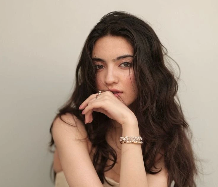 رواية صغيرة في مواجهة العاصفة كاملة جميع الفصول بقلم الكاتبة المجهولة ياسين بلهفة : مالك ي سجدة سجدة بعياط : ايدي بتوجعني اوي ي ياسين مش قادرة اغير هدومي ياسين بحزن : طب طب اعمل اي