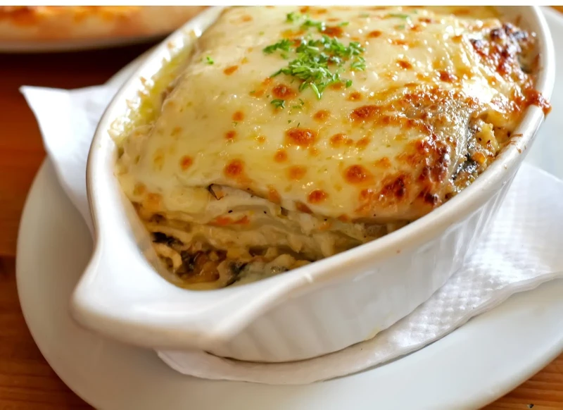 عندك عزومة تعالى اقولك.. طريقة عمل المكرونة بالبشاميل مثل المطاعم تعد المكرونة بالبشاميل واحدة من ألذ الأطباق التي يفضلها الكبار والصغار، حيث