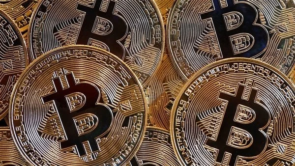 سعر البتكوين يهبط تأثرا بأخبار بورصة . المنهارة تعرضت عملة البتكوين لضغوط مجددا بسبب المخاوف بشأن المبيعات المحتملة للعملة من قبل دائني بورصة إم تي