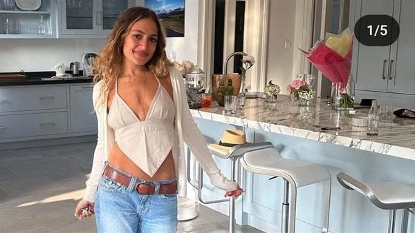 ببنطلون ساقط .. كنزي عمرو دياب بملابس تثير الجدل من جديد نشرت كنزي عمرو دياب ابنة الفنان عمرو دياب صورة لها عبر خاصية الستوري بانستجرام أثارت الجدل