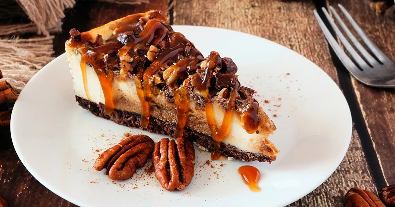 تشيز كيك بالبيكان بطريقة سهلةمقادير تشيز كيك بالبيكان التمر : 15 حبة (منزوع النواة) حبوب جوز البقان : قبضة ملح : رشة كاجو : قبضة شراب القيقب : ملعقة كبيرة حليب لوز : كوب القرفة : م