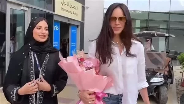 استقبلوها بالورود.. آمال ماهر تصل السعودية استعدادا لإحياء حفلين وصلت الفنانة آمال ماهر، صباح اليوم الإثنين 8 يوليو، إلى المملكة العربية السعودية،