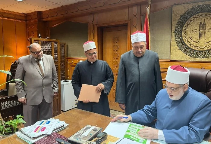 وكيل الأزهر يعتمد نتيجة الدور الأول للشهادتين الإعدادية والثانوية للوافدين اعتمد الدكتور محمد الضويني، وكيل الأزهر الشريف، اليوم الأربعاء، نتيجة