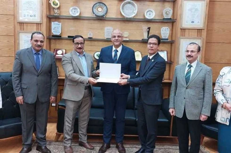 لبلوغهما المعاش.. جامعة بنها تكرم عميدي التجارة والهندسة ب القليوبية كرم مجلس جامعة بنها، برئاسة الدكتور ناصر الجيزاوى رئيس الجامعة، اليوم الثلاثاء،