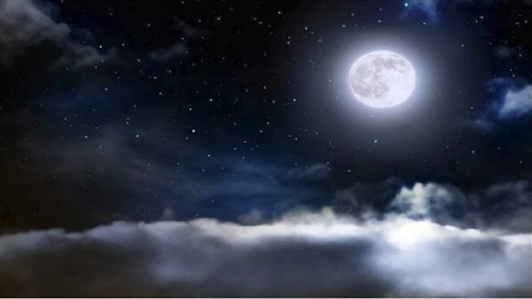 نسبة لمعانه 100 .. قمر الرعد يزين سماء مصر في هذا الموعدتشهد سماء مصر غدآ ظهور قمر الرعد بدر شهر محرم، حيث يكتمل القمر ويصل الي مرحلة البدر ليظهر في السماء فى ظاهرة فلكية ينتظرها ج