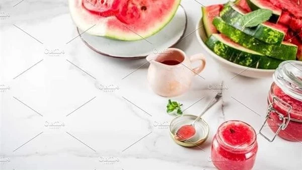 بقشر البطيخ .. طريقة عمل مربي لذيذة وغير مكلفة اذا كنتي تودين عمل اكلات ووصفات غير مكلفة بمنزلك نقدم لكي اليوم طريقة عمل مربى قشور البطيخ: المكونات:- 2 كوب من قشور البطيخ (الجزء ال