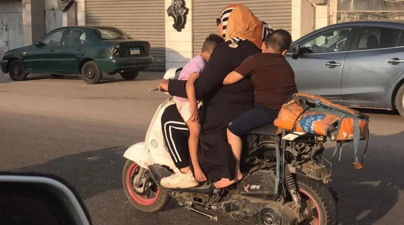 مريم حنفي.. ظروف قهرية وطفلين على كتف فتاة الموتوسيكل (خاص) تداولت صورة أيقونية على نطاق واسع، تظهر سيدة تقود دراجة نارية موتوسكل مرتدية عباءة سوداء،