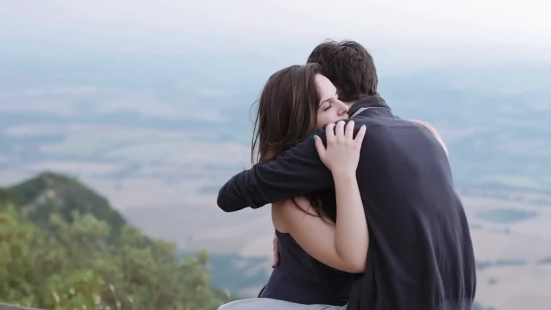 تفسير حلم حضن شخص اعرفه للعزباء ودلالة الحضن في المنامتفسير حلم حضن شخص اعرفه للعزباء يعكس عدد من الأشياء التي تحدث في الواقع، حيث إن العواطف والمشاعر تظهر بشكل كبير في الأحلام، وا