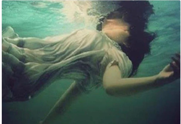 ما هو تفسير رؤية الغرق في المنام لابن سيرين؟ الغرق في المنام يشير إلى العديد من التفسيرات والمعاني المختلفة التي تتنوع من رؤية لأخرى ويرجع ذلك إلى