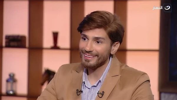 أنا لابس حلق ومش خارم ودني.. أبرز تصريحات شادي شامل ببرنامج خلاصة الكلامحل الفنان شادي شامل، ضيفا على الإعلامية أميرة بدر، مقدمة برنامج خلاصة الكلام، المذاع عبر فضائية المحور، مساء