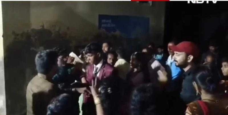 ..انتهى بطرد أهل العروس .. شاهد مشاجرة بين أهل العريس والعروسة في حفل زفاف..تفاصيل تتابع الان تفاصيل ما ورد عن انتهى بطرد أهل العروس .. شاهد مشاجرة