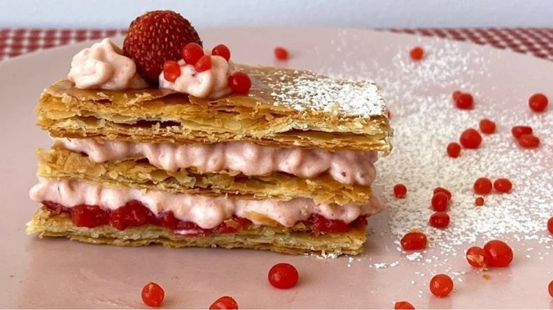 الميل فاي من المطبخ الفرنسيالمكوناتثلاث ملاعق سكر كبيرة.كوب من الحليب السائل.فواكه ويفضل أن تكون طازجة.ملعقتان كبيرتان من الكاسترد البودرة.علبة قشطة واحدة.سكر مطحون.باكيت من عجينة