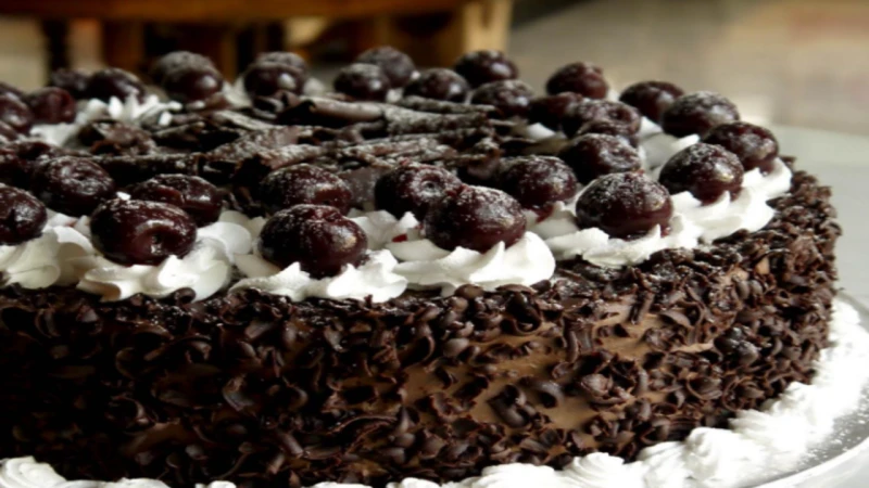 كعكة عيد الميلاد .. طريقة عمل كيك البلاك فوريست والمقادير المطلوبةتعد كيكة البلاك فوريست واحدة من ألذ وأخف الحلويات التي يمكن تقديمها للعائلة أو أكلها مع المشروب المفضل في مختلف أو