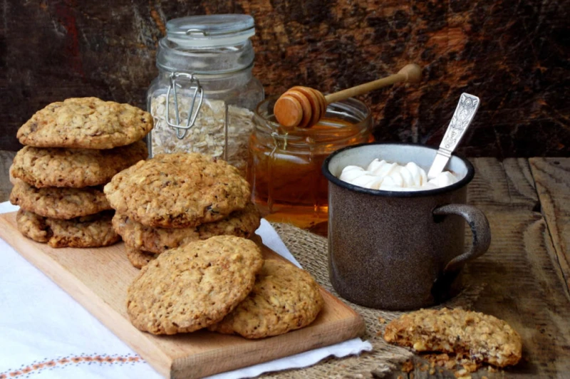 كوكيز الشوفان وجوز الهند بطريقة سهلةالمكوناتكوب زبدة طرية.كوب وربع سكر بني.نصف كوب سكر أبيض.بيضتان.ملعقتان كبيرتان من الحليب.ملعقتان صغيرتان من الفانيلا.كوب وثلاث أرباع من الطحين م