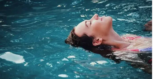 ما هو تفسير حلم السباحة لابن سيرين؟ السباحة في المنام تحمل الكثير من المعاني منها المريح ومنها الغير مريح أي تعرض الحالم للكثير من المشكلات في الأيام