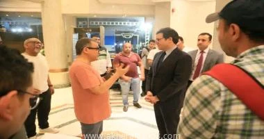 كتب - محمود الهندي قام الدكتور أحمد فؤاد هنو وزير الثقافة، بجولة تفقدية مفاجئة، لعدد من المواقع الثقافية، بساحة دار الأوبرا المصرية مساء اليوم