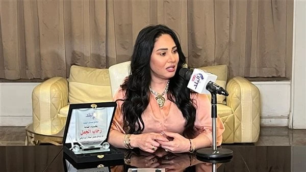 مش عيب.. رحاب الجمل ترد على مجاملتها ل محمد رمضان ومي عمر ردت الفنانة رحاب الجمل على اتهامها بمجاملة كل من محمد رمضان ومى عمر فى تصريحاته الأخيرة ومن